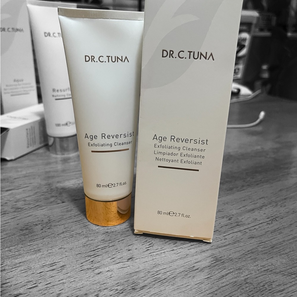 Age Reversist Exfoliating Cleanser - White and Gold